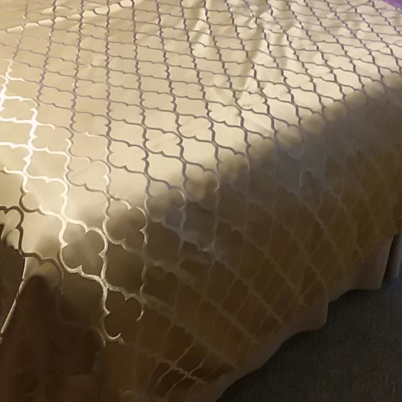 Flower Pattern Golden Tablecloth - Picture 3 of 6